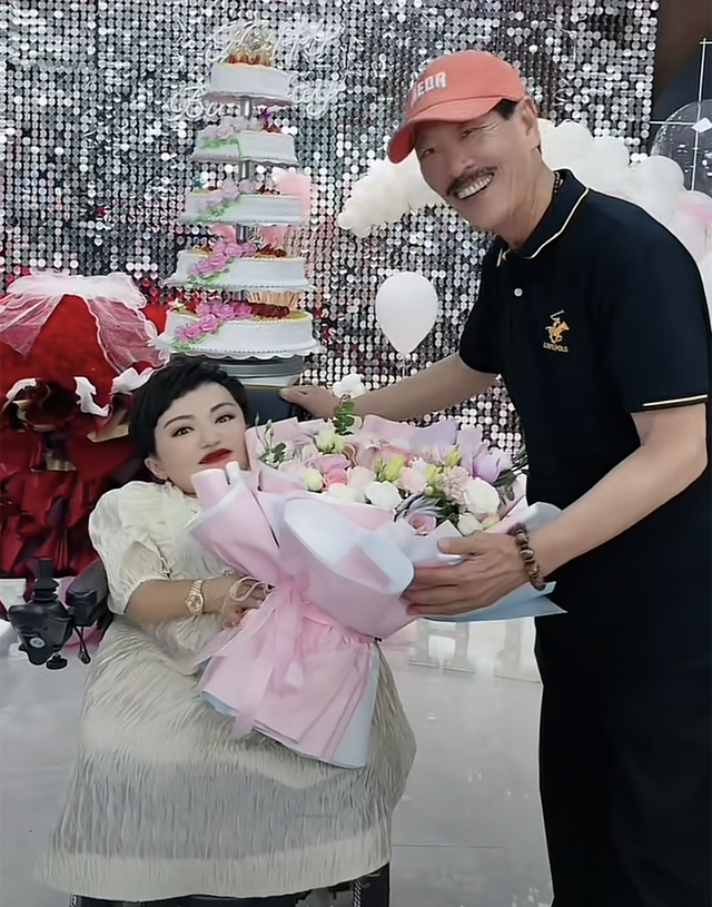 河南90后女孩天生残疾，嫁1米8丈夫后遭抛弃，如今身价上亿-13.jpg