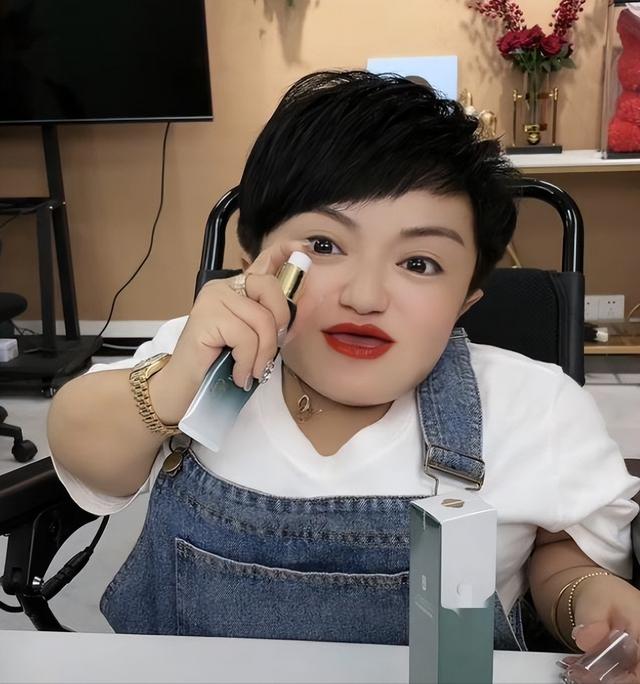 河南90后女孩天生残疾，嫁1米8丈夫后遭抛弃，如今身价上亿-18.jpg