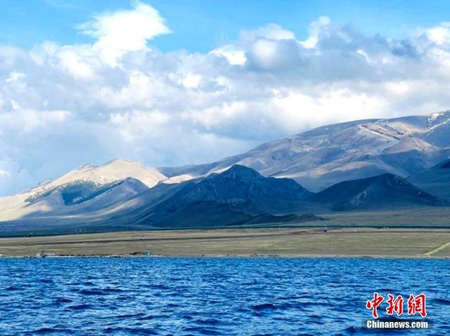 新疆赛里木湖夏日风光旖旎 宛如童话-3.jpg