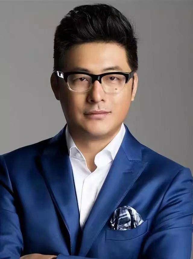 12年婚姻如牢笼？和李湘离婚一年多后，王岳伦开始彻底放飞自我-9.jpg