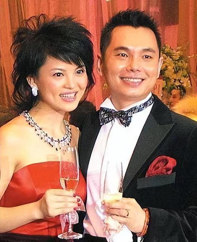 12年婚姻如牢笼？和李湘离婚一年多后，王岳伦开始彻底放飞自我-6.jpg