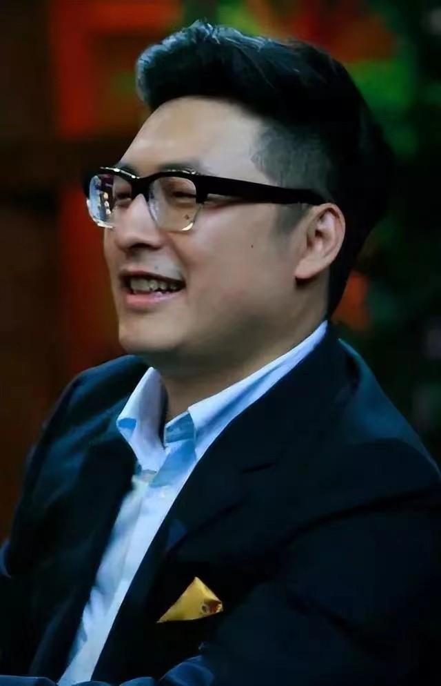 12年婚姻如牢笼？和李湘离婚一年多后，王岳伦开始彻底放飞自我-13.jpg