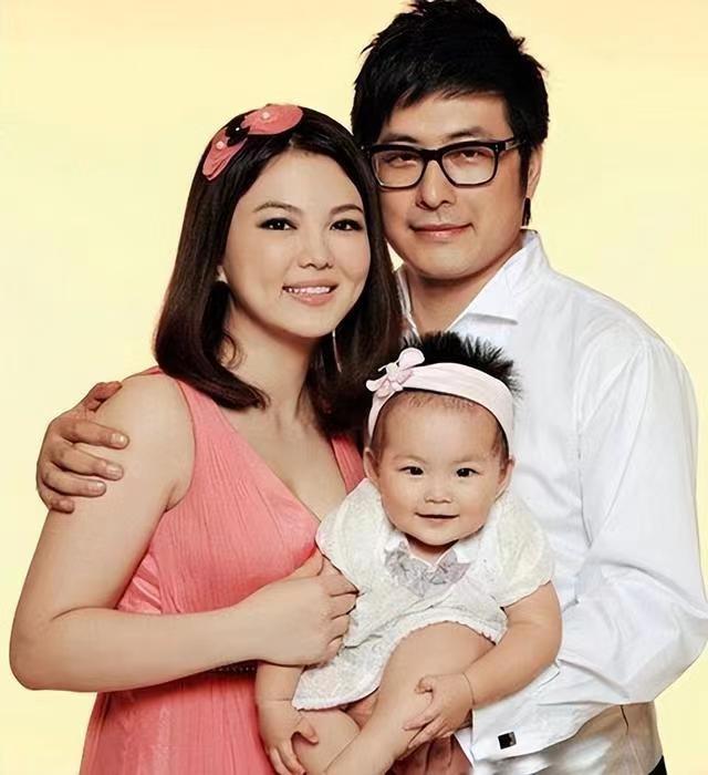 12年婚姻如牢笼？和李湘离婚一年多后，王岳伦开始彻底放飞自我-24.jpg