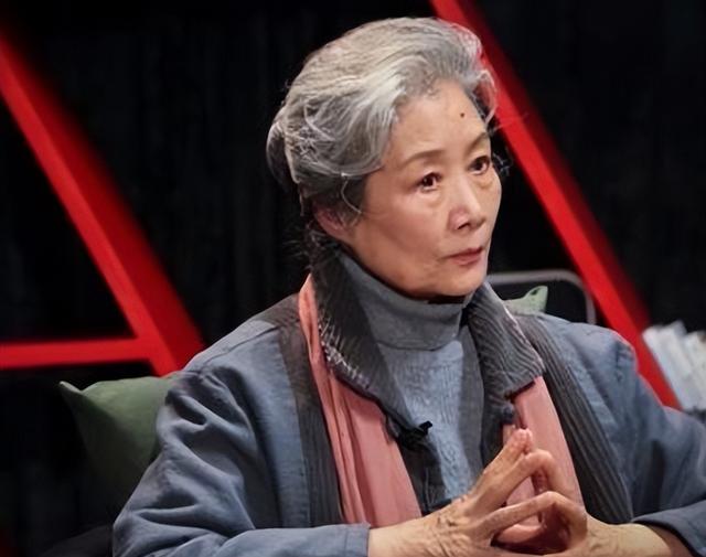 看了82岁吕中打扮，我悟了：穿裙不搭运动鞋，头发微卷，优雅到老
