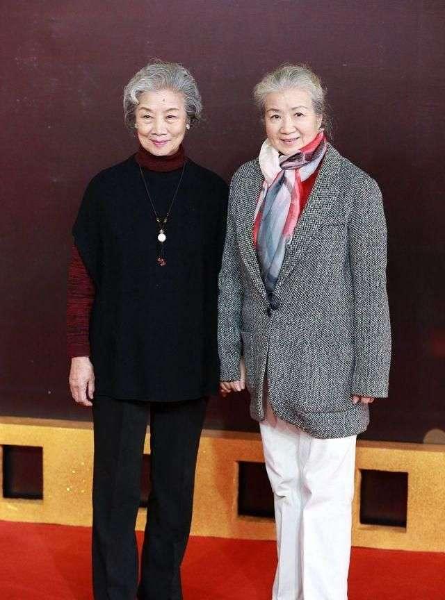 看了82岁吕中打扮，我悟了：穿裙不搭运动鞋，头发微卷，优雅到老-9.jpg