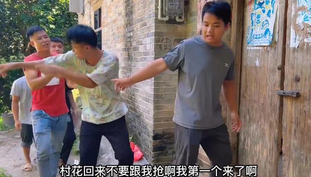 农村光棍多，村花门口6名男子排队相亲，父亲：没房没车直接淘汰-2.jpg