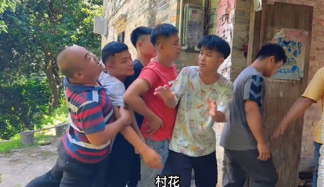 农村光棍多，村花门口6名男子排队相亲，父亲：没房没车直接淘汰-3.jpg
