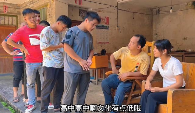 农村光棍多，村花门口6名男子排队相亲，父亲：没房没车直接淘汰-5.jpg