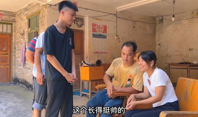 农村光棍多，村花门口6名男子排队相亲，父亲：没房没车直接淘汰-6.jpg