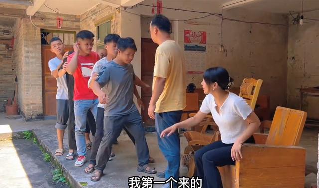 农村光棍多，村花门口6名男子排队相亲，父亲：没房没车直接淘汰-4.jpg