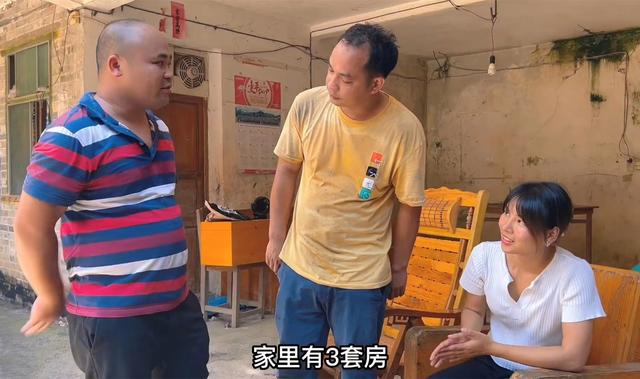 农村光棍多，村花门口6名男子排队相亲，父亲：没房没车直接淘汰-7.jpg