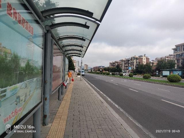 路上遇见：好几天都在公交车上遇见她，一样的路线，一样的生活…-1.jpg