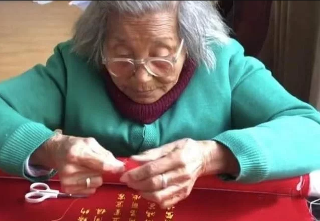 92岁奶奶绣婚书，婚姻最美的样子，愿有岁月可回首且以深情共白头-1.jpg