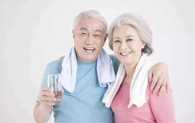 婚姻如何恒久远，需做到依恋且不依赖，相互扶持一辈子-2.jpg
